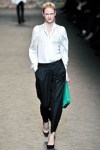 Blusa saten blanca manga jamos pantalon pinzado negro Stella Mccartney